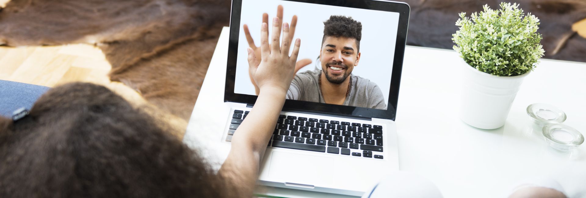 Staying In Touch While Travelling - Elle's Top Tips!