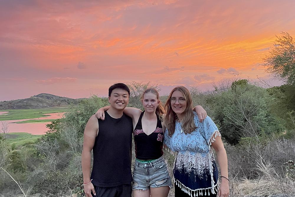 Elaine and Fellow Volunteers 